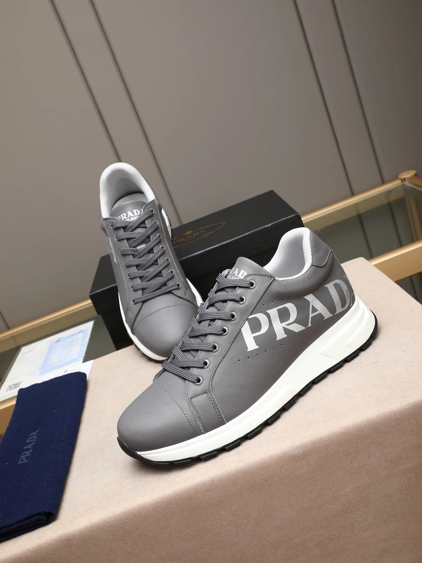 Men's shoes 💰460 PRADA's new model is on the market, the picture above is a must-sell! Fashionable casual men's shoes, trendy and versatile, relaxed and sporty style, imported cowhide leather uppers 3D printed and ultra-fine workmanship. Light and comfortable on the feet, available in 5 colors! 38-44(45 customized)